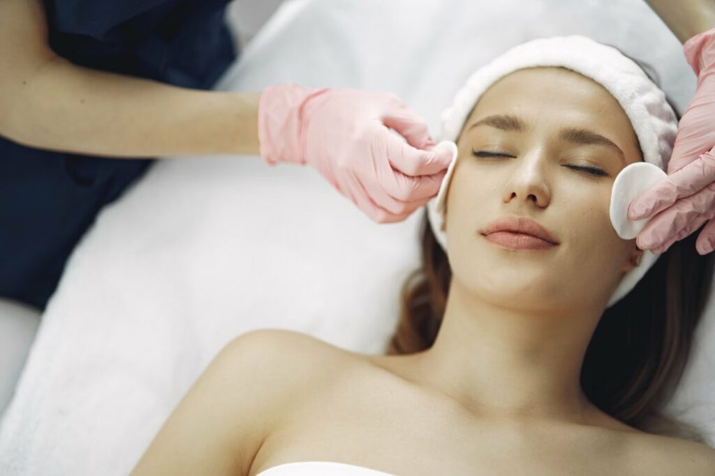 Sesión de limpieza facial en la cabina de estética de Arco Fitness, Chamartín