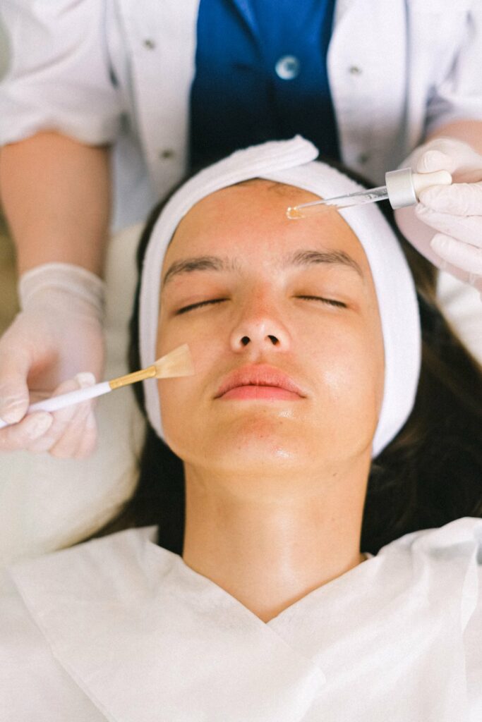 Aplicación de un tratamiento facial en Arco Fitness, Chamartín, Madrid